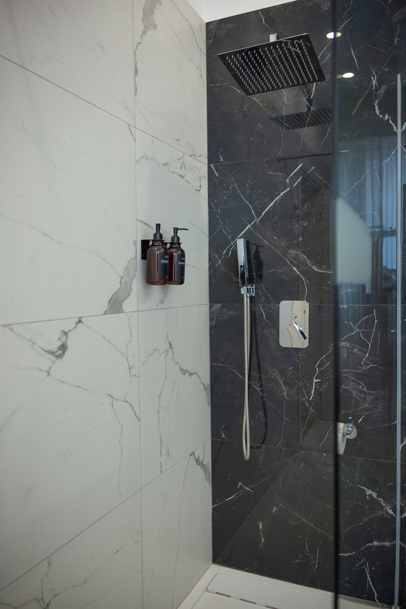 Deluxe Suite — 6