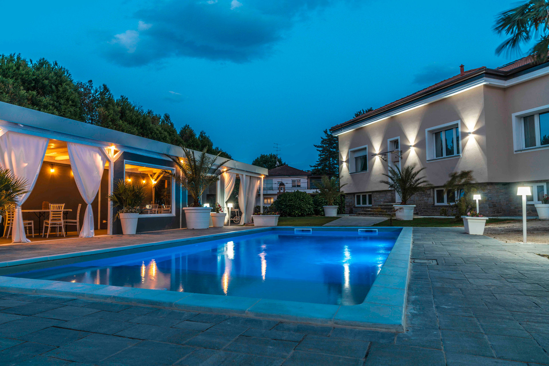 Villa Marchese e la piscina illuminate al crepuscolo