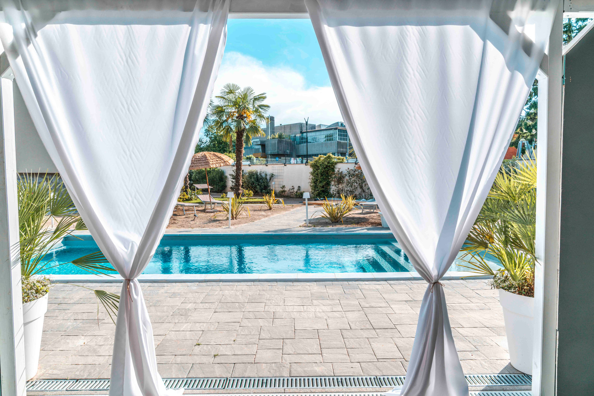 Vista sulla piscina dalla villa
